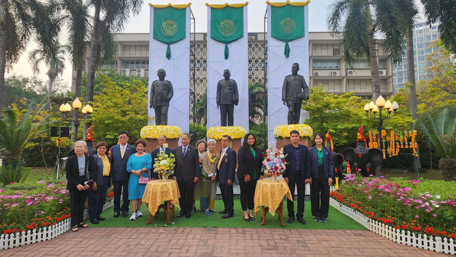 สศก. ร่วมพิธีวางแจกันดอกไม้เพื่อแสดงความยินดีและน้อมรำลึกถึงคุณูปการของอดีตอนุสาวรีย์สามบูรพาจารย์ เนื่องในโอกาสครบรอบ 82 ปี แห่งการสถาปนา มก.